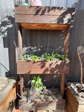 Jardinera de madera y plástico