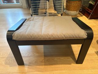 Dos reposapies Ikea Poang de color rojo.