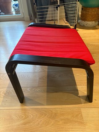 Dos reposapies Ikea Poang de color rojo.