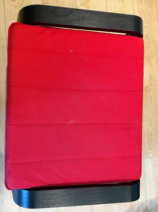 Dos reposapies Ikea Poang de color rojo.