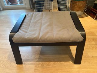 Dos reposapies Ikea Poang de color rojo.