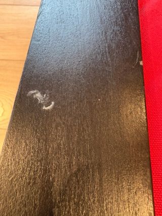 Dos reposapies Ikea Poang de color rojo.