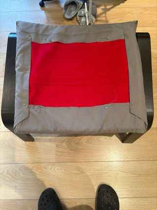 Dos reposapies Ikea Poang de color rojo.