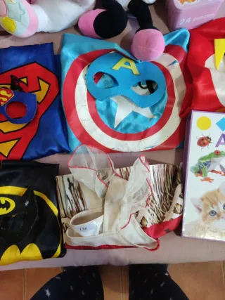 Lote disfraces, puzzles y peluches