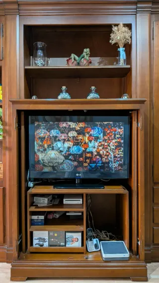 Mueble de madera con librero y vitrina