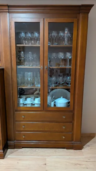 Mueble de madera con librero y vitrina