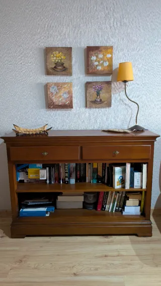 Mueble de madera con librero y vitrina