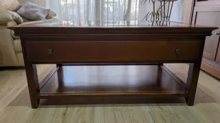 Mueble de madera con librero y vitrina