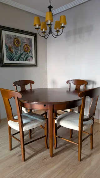 Mueble de madera con librero y vitrina