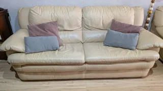 Mueble de madera con librero y vitrina