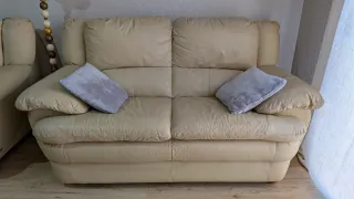 Mueble de madera con librero y vitrina