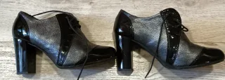 Botines de tacón negros y plateados