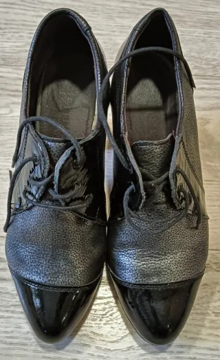 Botines de tacón negros y plateados
