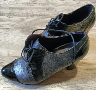 Botines de tacón negros y plateados