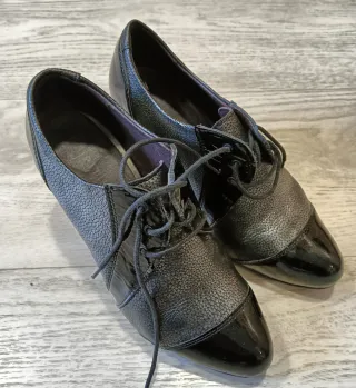 Botines de tacón negros y plateados