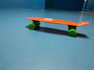 Skate Naranja con Ruedas Verdes