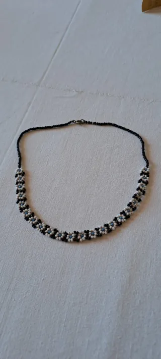 Collana perline fiore bianco nero e azzurro