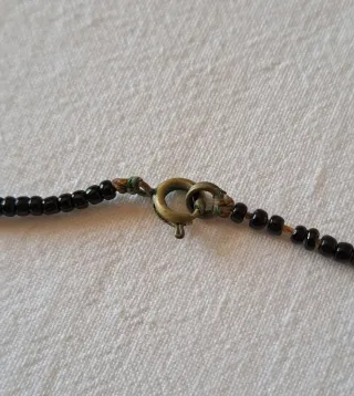 Collana perline fiore bianco nero e azzurro