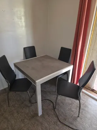 Mesa comedor con 4 sillas