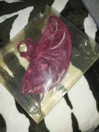 Tocado de fiesta morado rosado con plumas beige