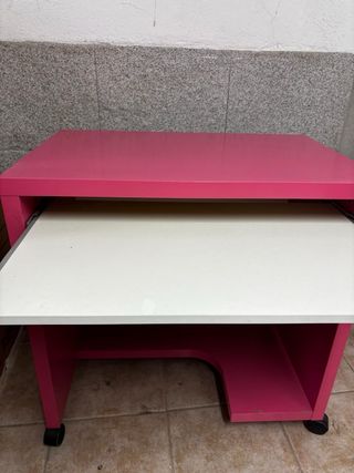 Mesa de ordenador con ruedas