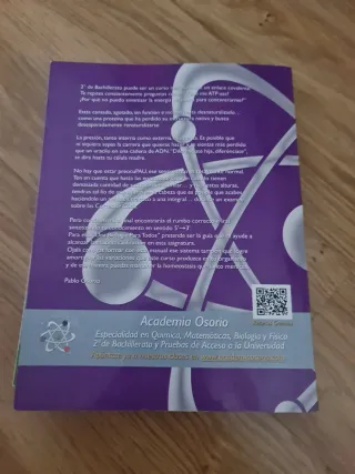 Libros de Química y Biología de 2 de bachillerato.