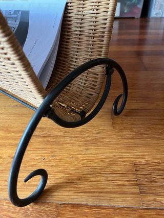 Revistero de mimbre y metal
