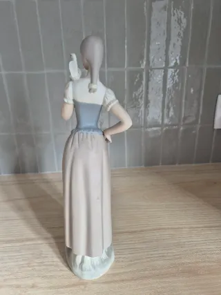 Figura de porcelana mujer con paloma