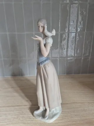 Figura de porcelana mujer con paloma