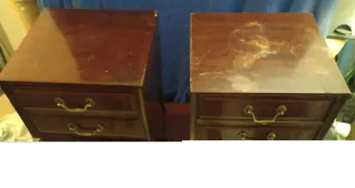 Cómoda y mesitas de madera noble.Herrajes dorados