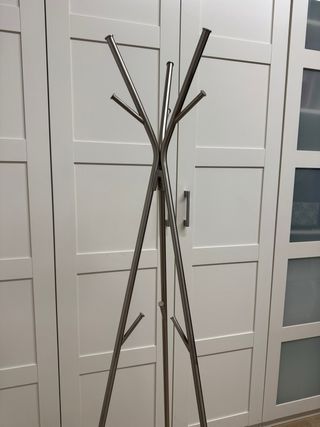 Perchero de diseño plateado