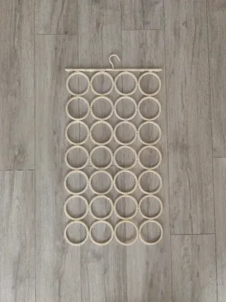 Colgador de pañuelos beige