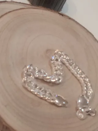 Pulsera plateada con diseño texturizado