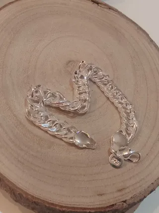 Pulsera plateada con diseño texturizado