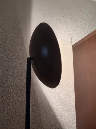 Lámpara de pie negra