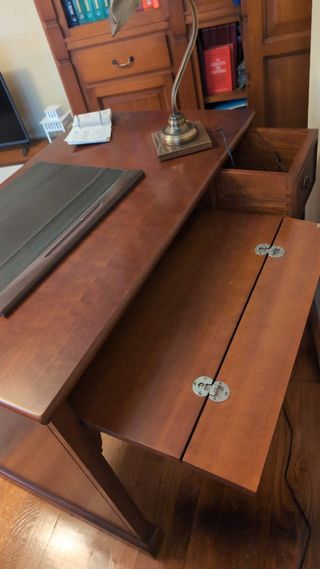 Scrivania in legno massello per ufficio