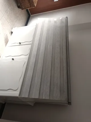 Estor enrollable gris y blanco