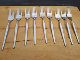 Set de 9 Tenedores de Metal con baño de plata.