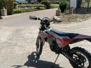 Moto Enduro Roja y Blanca