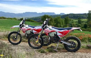 Moto Enduro Roja y Blanca