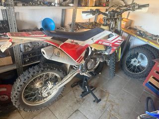 Moto Enduro Roja y Blanca