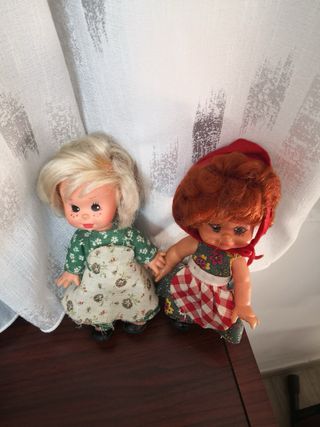 Bambole vintage con vestiti