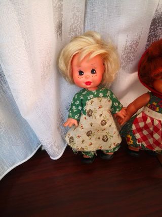 Bambole vintage con vestiti