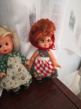 Bambole vintage con vestiti