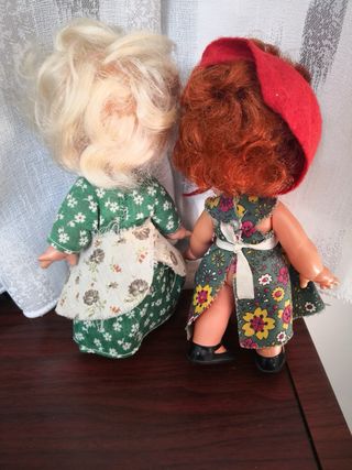 Bambole vintage con vestiti
