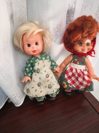 Bambole vintage con vestiti