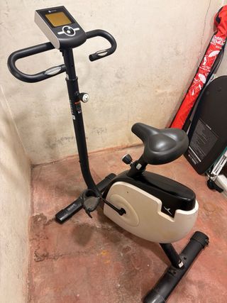 Bicicleta Estática Negra y Blanca