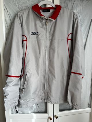 Chaqueta deportiva Umbro gris y roja