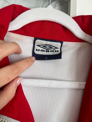 Chaqueta deportiva Umbro gris y roja