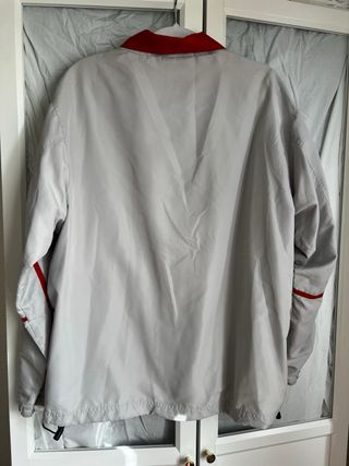 Chaqueta deportiva Umbro gris y roja